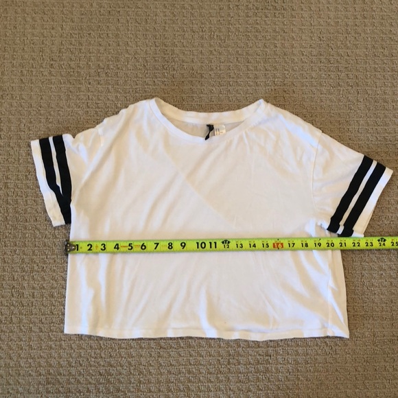 H&M Divided Crop Tee - Picture 4 of 5
